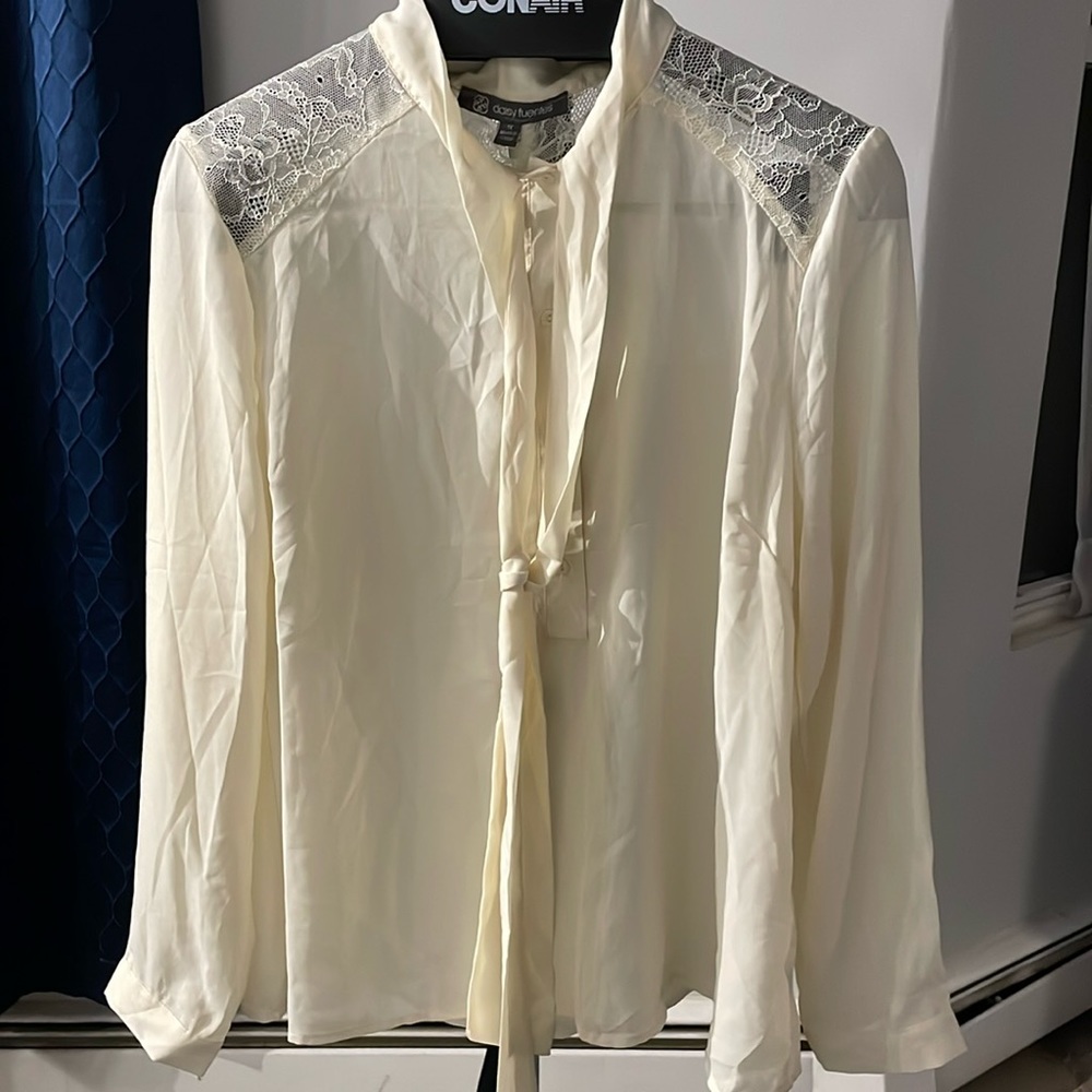 Daisy Fuentes long sleeve light weight blouse off white